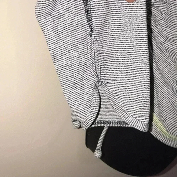 Lucy Tech Dashing Stripe Top Size M—B5 - Picture 4 of 8